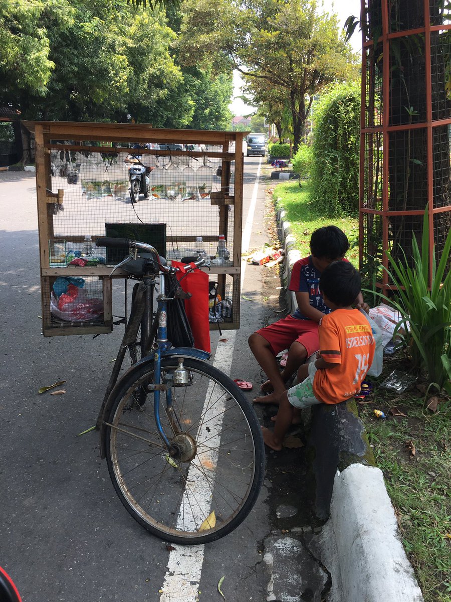 Gabby_mns's tweet photo. ibunya sakit stroke, kakak adik ini harus berjualan ikan. temen temen bisa bantu yaa. buat kalian sedikit, buat dia sangat berarti. selain beli ikanya, kalian juga bisa bawain mereka makan/minum buat mereka berdua. aku tau kalian orang baik @kabarklaten https://t.co/vBNHeTbYAM