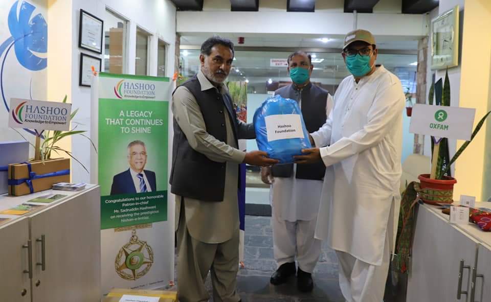 HashooHunar's tweet photo. Hashoo Humanitarian Program, with the contribution of Oxfam, handed over face masks, sanitizers and soaps to FIA, Islamabad. These items were prepared by Hashoo women entrepreneurs.

#HashooGroup #HashooFoundation #HashooHunar #HashooTrust
#covid_19 #OxfaminPakistan #FIAPakistan https://t.co/Ecec5fxl7z