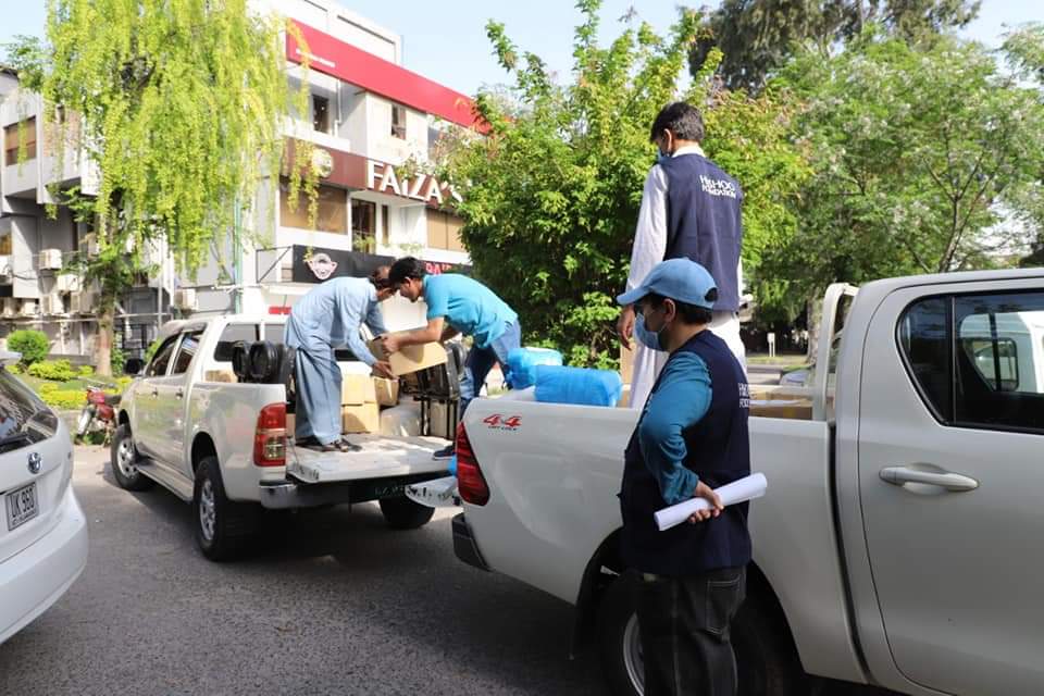 HashooHunar's tweet photo. Hashoo Humanitarian Program, with the contribution of Oxfam, handed over face masks, sanitizers and soaps to FIA, Islamabad. These items were prepared by Hashoo women entrepreneurs.

#HashooGroup #HashooFoundation #HashooHunar #HashooTrust
#covid_19 #OxfaminPakistan #FIAPakistan https://t.co/Ecec5fxl7z