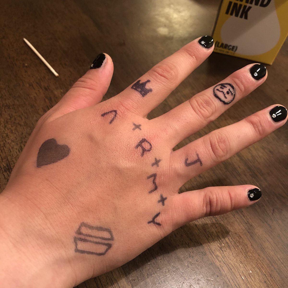 ほな 𐌱੫𐌕𐌕 ɾ 娘の力作 2週間で取れるタトゥーインクで書いてた なんか 油性ペンで落書きしてるようにしか見えない ちなみに 中指のニコちゃんは自分じゃ書けなくて とうちゃんに書いてもらってた なんか変 ほな 𐌱੫𐌕𐌕 ɾ 娘の力作 2週間で取れるタトゥーインクで書いてた なんか 油性ペンで落書きしてるようにしか見えない ちなみに 中指のニコちゃんは自分じゃ書けなくて とうちゃんに書いてもらってた なんか変