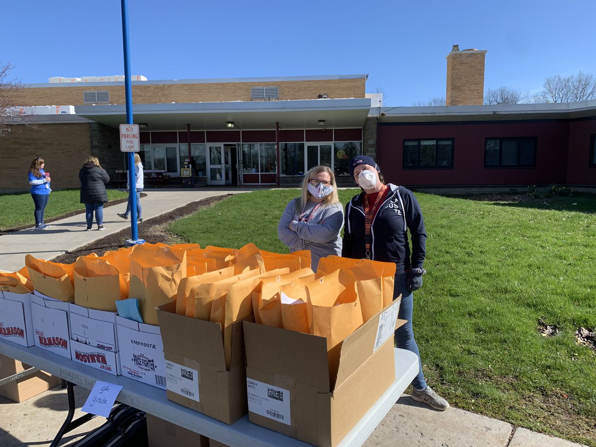 auburn_owasco's tweet photo. Packet pickup is on at Owasco #smilingunderthemasks #9-3 #thankyoustaff #comeondownandgetnewwork https://t.co/4TUGtGXy8o