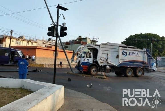 gomezcarlos79's tweet photo. 🚨 Camión recolector de basura de #SUPSA dañó un poste de luz en la 32 Poniente entre 3 Norte y bulevar 5 de Mayo.
Circule con cuidado en la zona: https://t.co/mR6MtvGQ6D