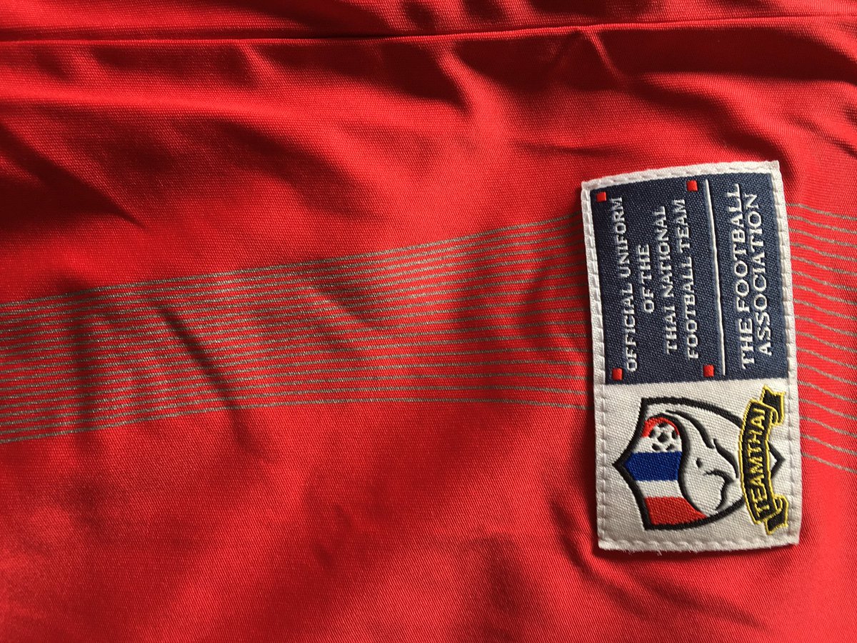 SeBouquet's tweet photo. Ik sluit vandaag af met een shirtje van #teamthai. Dit moet ongeveer 2004 zijn. #voetbalshirtchallenge https://t.co/isFQWAeZuS