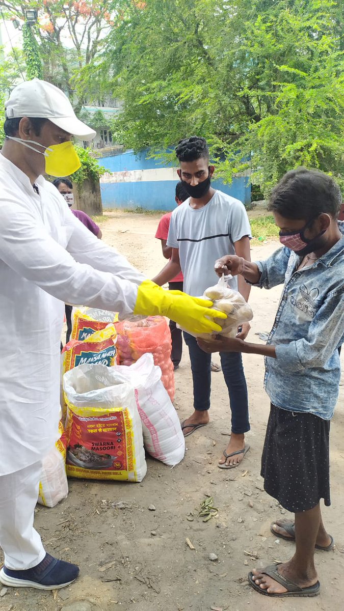 BodhYadav's tweet photo. We have distributed food matterials to the needy people of South Kolkata today on 20th April 2020 during lockdown extension period. 
@KailashOnline  @DilipGhoshBJP  @shivprakashbjp  @MenonArvindBJP  @JPNadda https://t.co/k8XGwleoei https://t.co/W4RaglgKhh