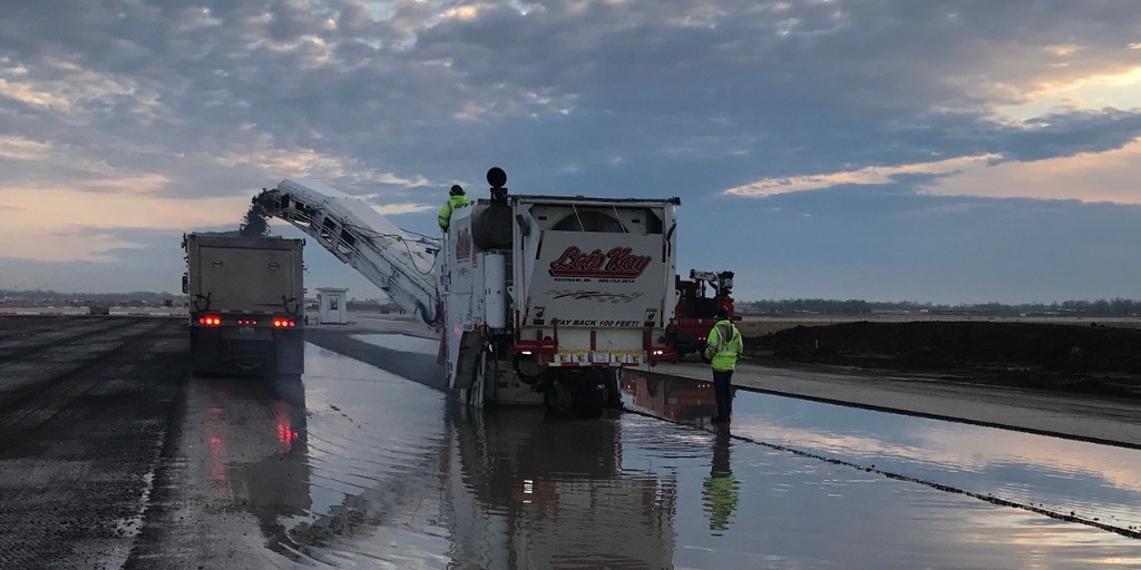 Roadtec's tweet photo. Monday Milling with Lois Kay Contracting and their RX-900! #Roadtec #DedicatedToYourSuccess #oneAstec #AstecIndustries https://t.co/mRcPz3HCrm