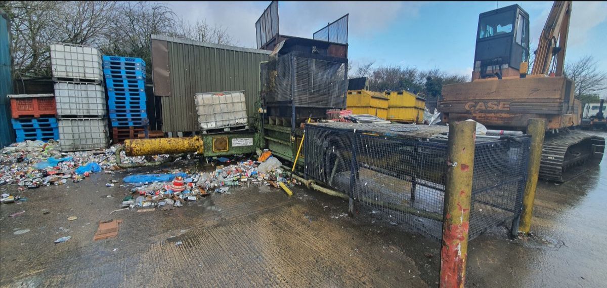 RecycleDirectUK's tweet photo. Machinery Spotlight | Harris TGS57 

Automatic baling press producing 25cm x 30cm x 38 cm variable-length bales. Widely used for ferrous &amp; non-ferrous material, extrusions, steel offcuts

 https://t.co/xqiTDOXxSM https://t.co/85KKYmLyjD