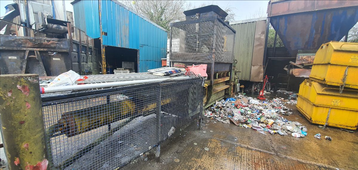 RecycleDirectUK's tweet photo. Machinery Spotlight | Harris TGS57 

Automatic baling press producing 25cm x 30cm x 38 cm variable-length bales. Widely used for ferrous &amp; non-ferrous material, extrusions, steel offcuts

 https://t.co/xqiTDOXxSM https://t.co/85KKYmLyjD