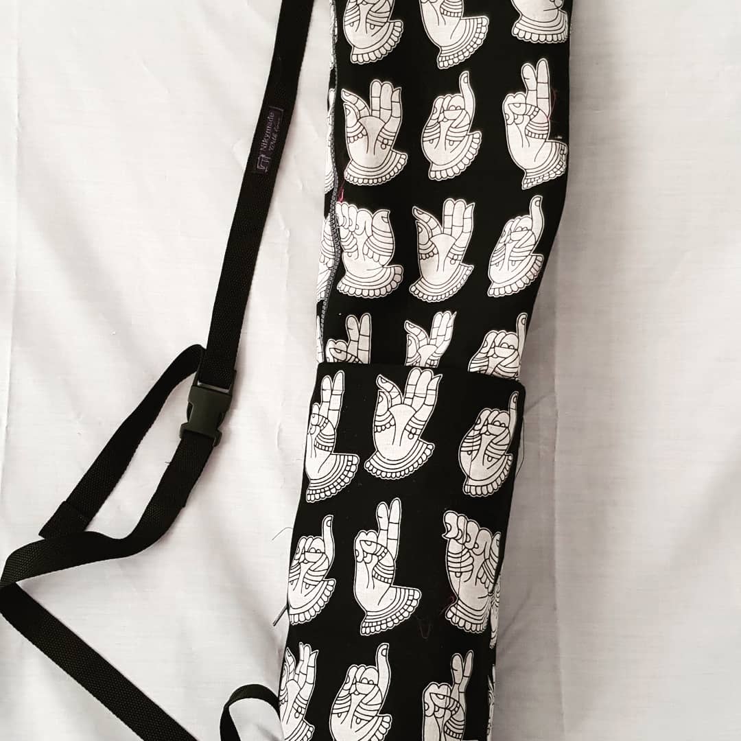 Nikysews's tweet photo. my very tall nephew asked me to make him a bespoke #backpack. Had to be long and #cylindrical. I have created this. It's got #waterproof #lining, deep external #pockets,  a 2-way #zip and adjustable strap. #nikymadewithlove #nikysews #memade #sewing #bag #mudras #mumbai #love2sew https://t.co/QseqjQ8af1