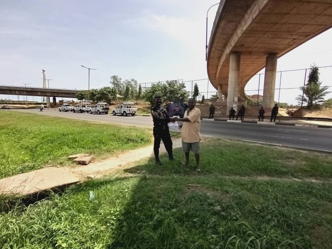 rrslagos767's tweet photo. ...A good samaritan from the neighbourhood brought some water to help the men cool off while keeping watch. It was very refreshing. We thank you. 🙏🏽
#TheGoodGuys https://t.co/APN0uE1362