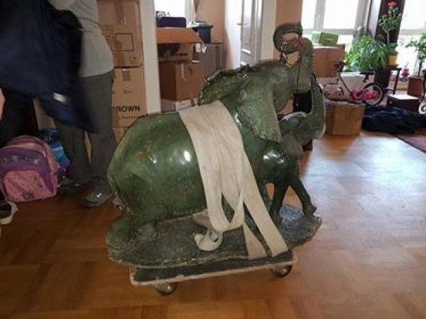 bauerteher01's tweet photo. Tapasztalt költöztetőink kezei között teljes biztonságban tudhatja értékes, törékeny holmijait is!
Ha egyre csak közeledik a költözés dátuma ne várjon tovább, hívjon minket!
https://t.co/diMzOKIbJC
#költözés #költöztetés #költöztetőcég #költöztetésjóáron https://t.co/yUBQ2DtQU4