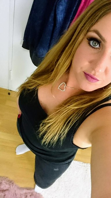 Hey S&uuml;&szlig;er ich w&uuml;nsche dir einen geilen Montag :)  Ich bin wieder back ;)   https://t.co/mOTREOTgzf  besuche<a href="/tag/online"class="tags"><span>#online</span></a><a href="/tag/monday"class="tags"><span>#monday</span></a><a href="/tag/iamback"class="tags"><span>#iamback</span></a><a href="/tag/camgirl"class="tags"><span>#camgirl</span></a><a href="/tag/livecam"class="tags"><span>#livecam</span></a><a href="/tag/versaut"class="tags"><span>#versaut</span></a>