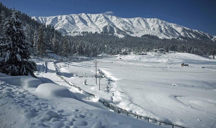 अमूमन कश्मीर में नवंबर से मार्च तक का महीना बर्फ का मौसम होता है। लेकिन इस बार आधा अप्रैल बीत जाने के बाद भी यहां दो फीट बर्फ पड़ी है। #besttouristplacesinindia #gulmargvalley #Hillstation #JammuandKashmir #skiingingulmarg #snowfallingulmarg himalayandiary.com/gulmarg-valley…