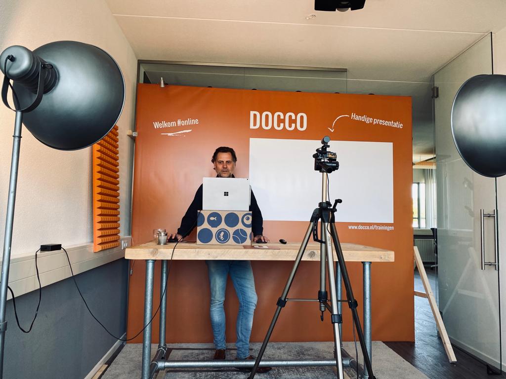 Volop aan het voorbereiden voor de online training (met PE punten): "Hoe kun je Teams inzetten voor online besprekingen met klanten en richt je Teams in voor gebruik binnen je kantoor?" 
Meer info: lnkd.in/g4CVHCq 
#docco  #microsoft365 #Teams