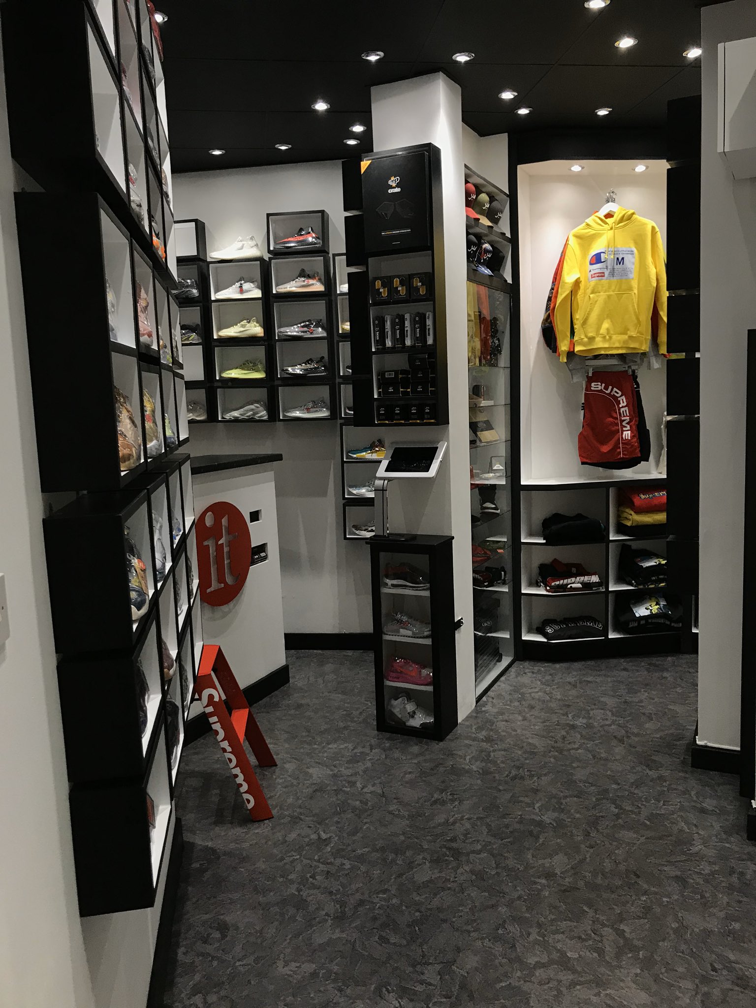 Car Accessories Showroom Design