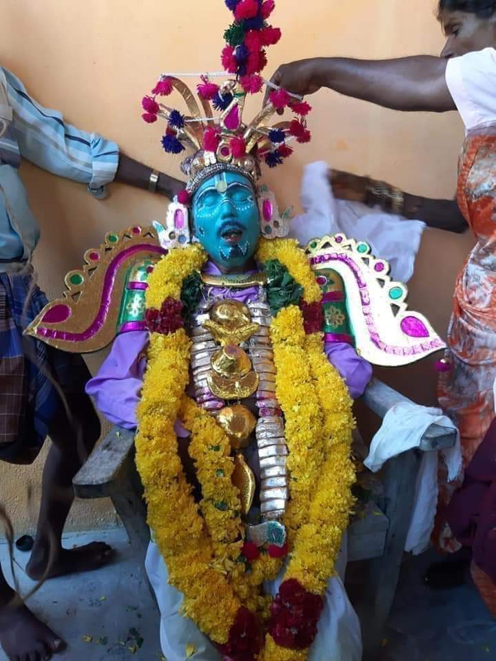 Bhairavinachiya's tweet photo. ஆழ்ந்த இரங்கல்.

பிரபல கூத்துக்கலைஞர் மழவந்தாங்கல் ( அரியலூர் மாவட்டம்)  திரு.ஆறுமுகம் அவர்கள் நேற்று இயற்கை எய்தினார். மேலும் அவர் இறக்கும் முன்பு நான் மக்களை மகிழ்விக்க எந்த வேடம் அணிந்து நிகழ்வு செய்தேனோ   அதை வேடத்தில் நான் இறந்த பின்பும் அதை போல் வேடம் அணிவித்து நான் இறுதி.. https://t.co/f0BnSNMPWF