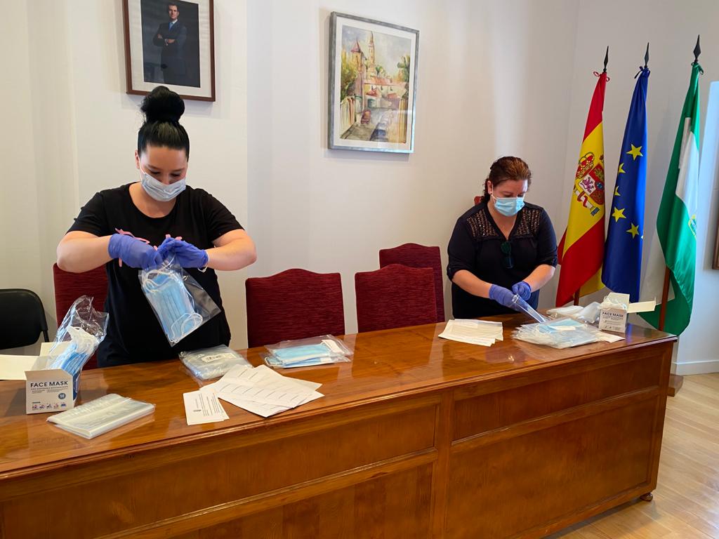avalverdemacias's tweet photo. Mañana martes comenzaremos a realizar los repartos de estas mascarillas, a domicilio, para contribuir a la seguridad de los vecinos/as de Salteras:
https://t.co/RcjXFqk2lC

#EsteVirusLoParamosUnidos
#QuédateEnCasa #Salteras https://t.co/CkL5bSdEXh