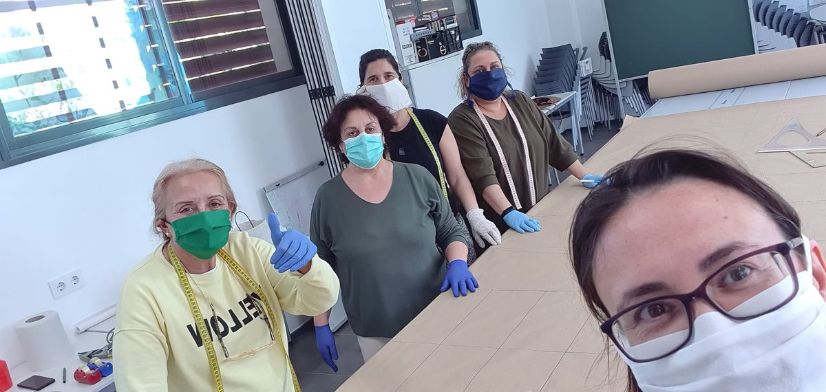 avalverdemacias's tweet photo. Mañana martes comenzaremos a realizar los repartos de estas mascarillas, a domicilio, para contribuir a la seguridad de los vecinos/as de Salteras:
https://t.co/RcjXFqk2lC

#EsteVirusLoParamosUnidos
#QuédateEnCasa #Salteras https://t.co/CkL5bSdEXh