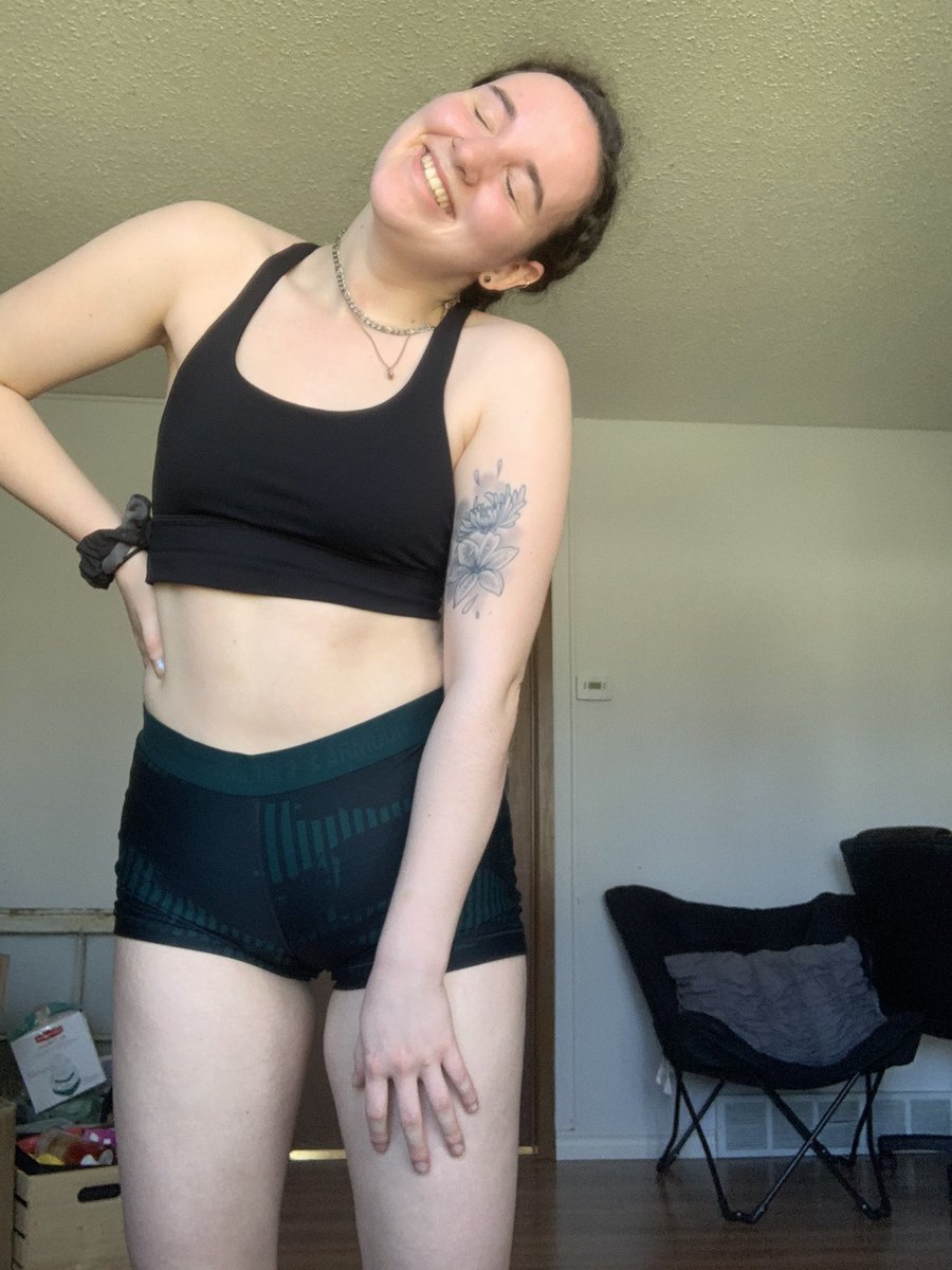 day 10!!! i can slowly see some abs (if you can't that's fine cAUSE I SWEAR I CAN) and i feel stronger!!! today was rough it was hard but i did it!! (also why are my eyes literally always closed)