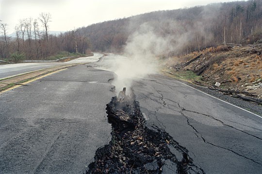 eco_pills's tweet photo. Centralia, #Pennsylvania 1962. 
Nel pozzo di una minera ricca di #antracite venne versato un carico di rifiuti ardenti, generando un incendio tutt'ora attivo. 
Fumarole tossiche, fessurazione del suolo e #avvelenamento di bestiame comportarono l'#evacuazione della cittadina. https://t.co/pmbAJz02u3