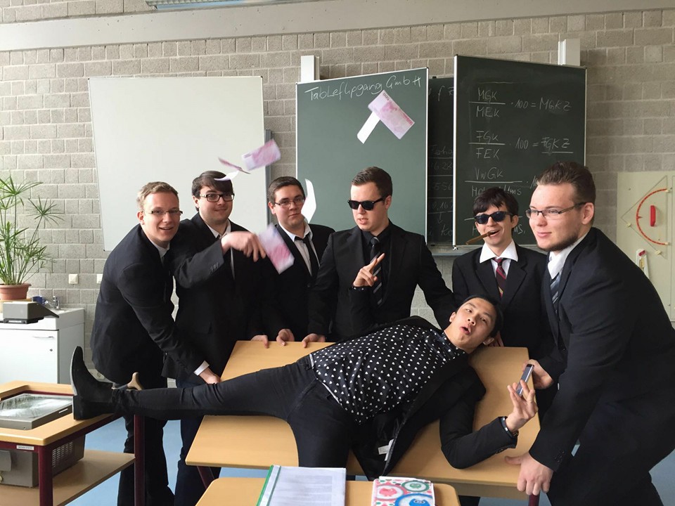 ChrisClausolas's tweet photo. Manche Leute feiern #420, wir feiern 4 Jahre wahrer Ehrenmänner
#TableFlipGang https://t.co/IOvp5kJqpb
