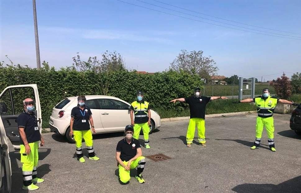 ComuneLuzzara's tweet photo. La Protezione Civile "Antenna Amica" ha iniziato la distribuzione delle mascherine gratuite, per conto del Comune, in tutte le case di Luzzara e frazioni! Portate pazienza, occorrerà qualche giorno per completare la distribuzione! Grazie, Antenna Amica!
#luzzara
#uniticelafaremo https://t.co/LcuQoGx3eO