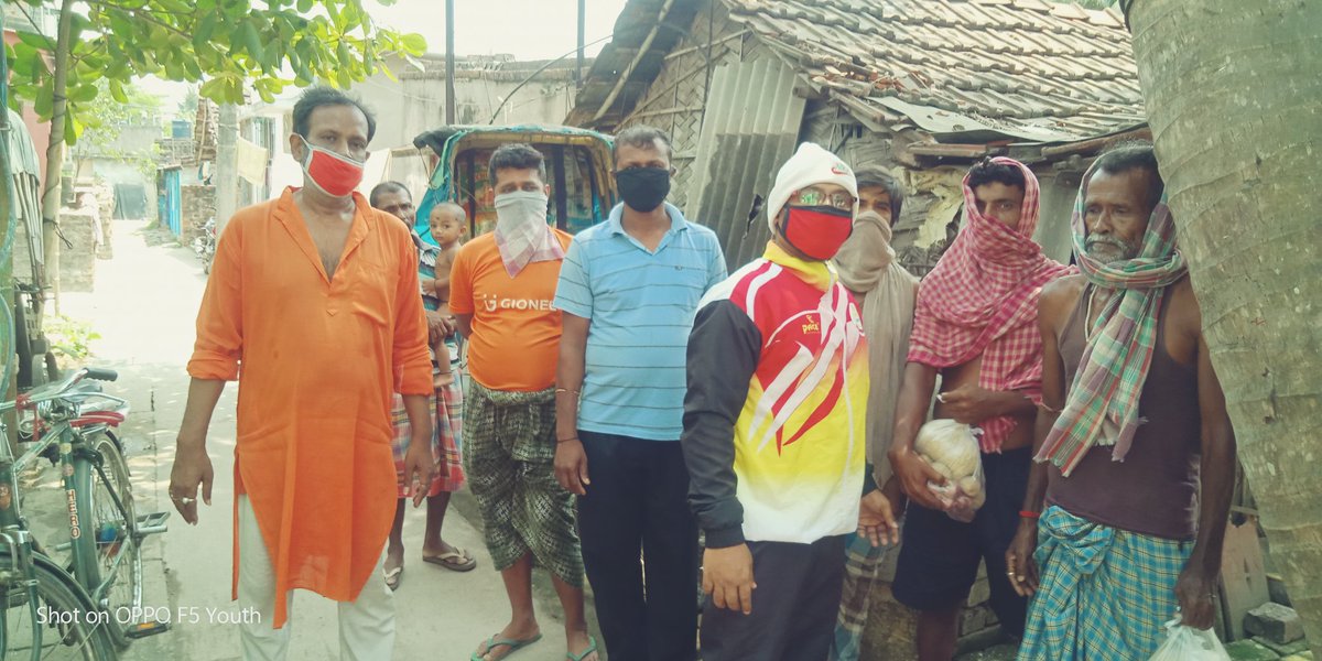 BodhYadav's tweet photo. Food distribution on 16th April 2020 at South Kolkata District, Tollygunge Area. Jai Hind, Vande Mataram, Bharat Mata Ki Jai. 
@KailashOnline  @DilipGhoshBJP  @shivprakashbjp  @MenonArvindBJP  @JPNadda https://t.co/p6oEFG4kSj