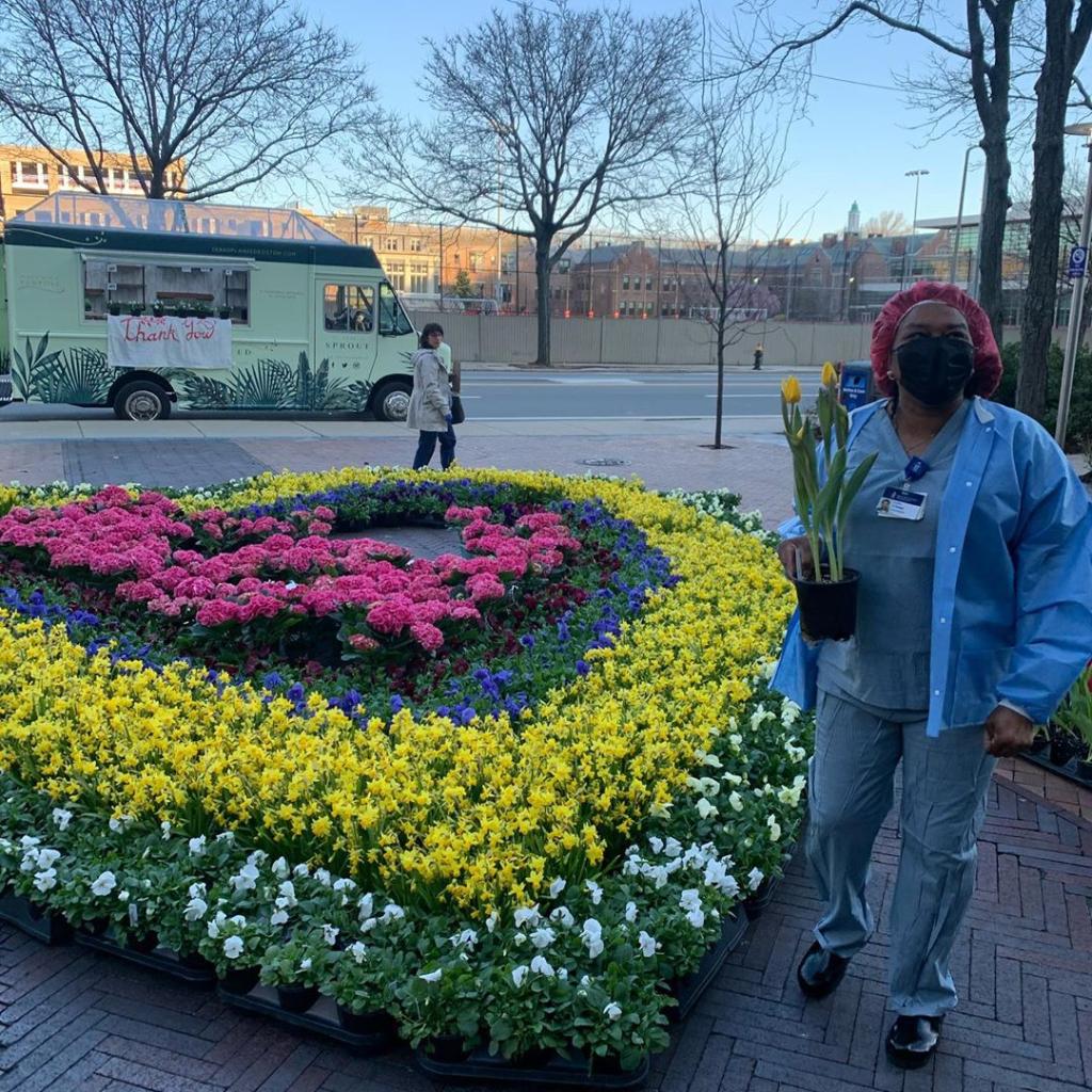 Con la cancelación del Maratón de Boston 2020, las flores que iban a adornar las calles se han colocado a las afueras de los hospitales de la ciudad, que los sanitarios pueden llevarse a casa tras tu turno como agradecimiento por su labor luchando contra la pandemia.