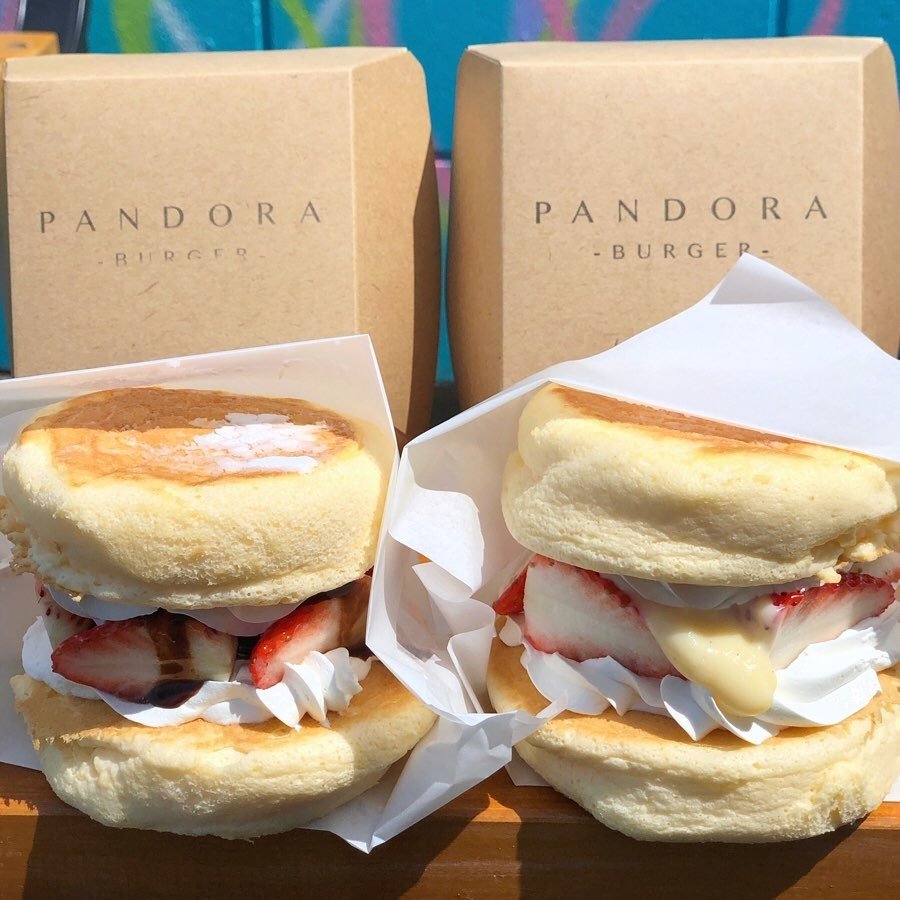 #UrbanFood 📍
Faisons un voyage #culinaire comme au Japon où l'on trouve des #FluffyPancakes 🥞 Cette #patisserie traditionnelle #Pandora la revisite en version #Burger aux #fruits et #chantilly 🥞🍓🍑
Une délicieuse idée !! 😋
➖
#TendancesFood #bienmanger