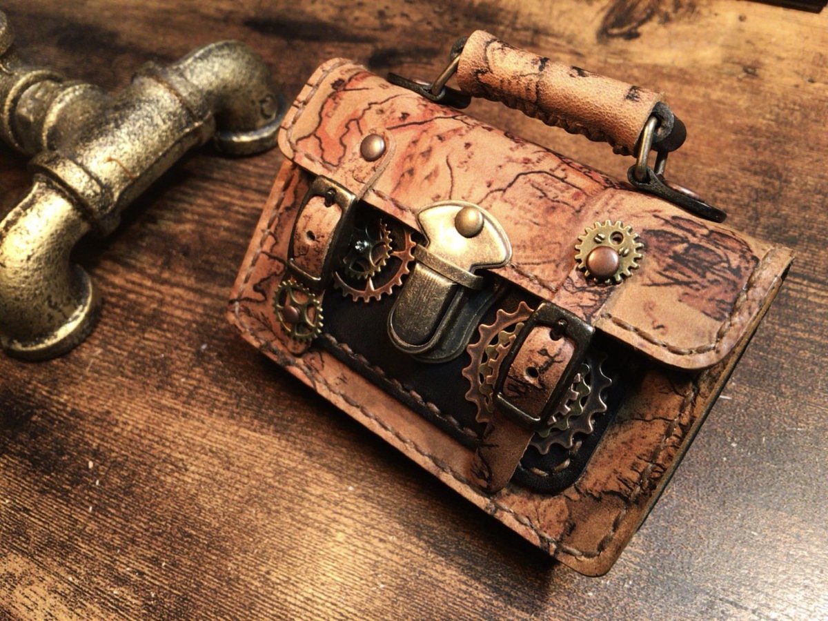 sora_leather's tweet photo. 【プレゼント企画】
いつも作品を見て頂きありがとうございます(●´ω｀●)

今回は【学生鞄型名刺ケース：歯車タイプ】を抽選で1名様にプレゼント致します!!
地図柄の革を使ってみました・・！

応募方法等は画像をご覧下さいませ。
期間は5/3(日)21:00までです。
それでは、宜しくお願い致します!! https://t.co/kcrrmCsdoy