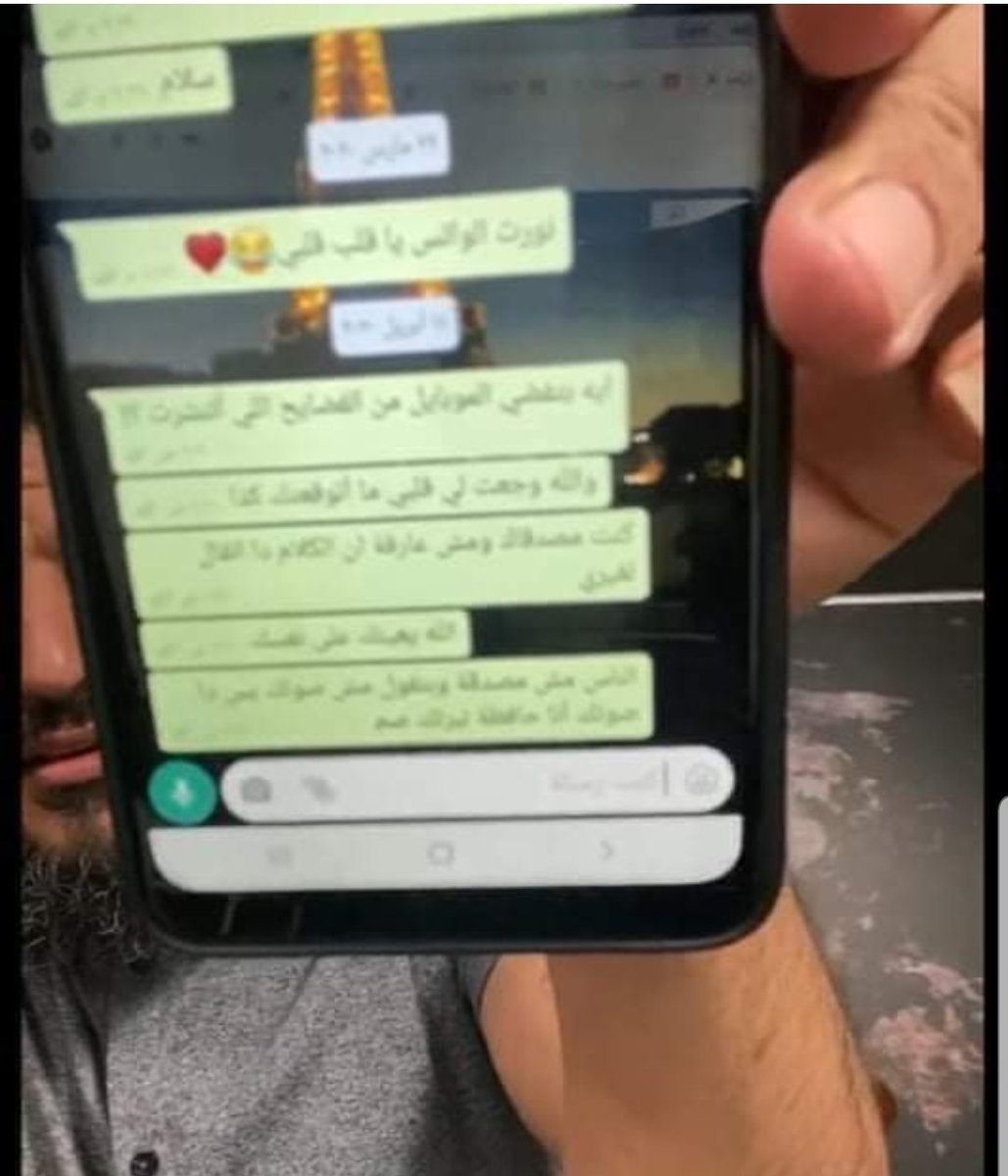 MDghada_hamada's tweet photo. الرسالة الأخيرة بتاريخ 12 ابريل 
- البنت بتقوله انت بتفضي الموبايل من الفضائح اللي اتنشرت كنت بتقوله مصدقاك و مش عارفة أن الكلام اتقال لغيري
وده بقي قمة الابداع تعاتب نفسك مع نفسك
مانت بورم بقي
وكان لازم يمسح الحلقة اللي ادعي فيها انه زور الكلام كله علي prank chat
قولوا مااااااء https://t.co/qkCWJjMhme