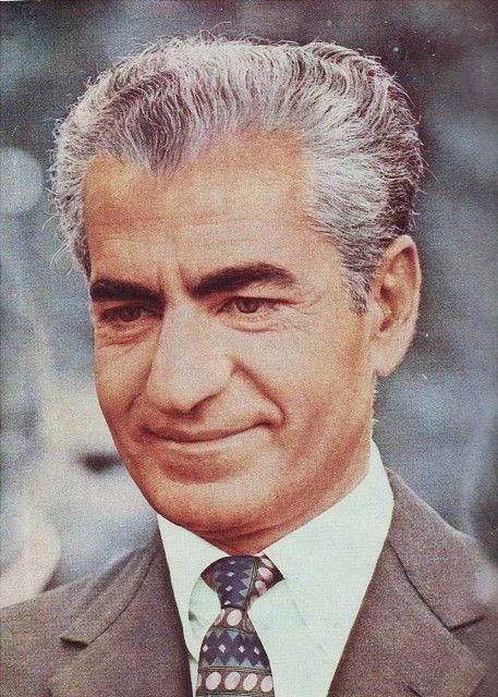 KiMo10626877's tweet image. رژیم ما ظاهراً مشروطه بود و قانون اساسی داشتیم. حالا بگذریم که در چه شرایطی قانون اساسی ما نوشته شده بود.ولی به هرصورت قانون اساسی داشتیم و قانون اساسی ماصحبت از آزادی افراد میکرد، صحبت ازمساوی بودن در مقابل قانون میکرد، و خیلی مواد دیگر.
#جاویدشاه