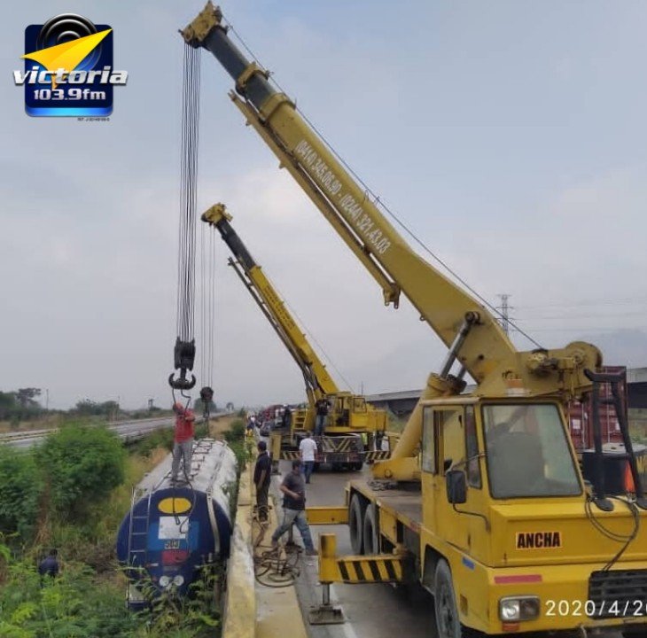 ejcolinan's tweet photo. A través de su cuenta de Instagram, el equipo de Invialca (@invialca) reportó el vuelco de un vehículo de carga a la altura del viaducto de La Cabrera, sentido Maracay-Valencia, el cual removieron del sitio con ayuda de una grúa telescópica @victoria1039fm https://t.co/OmjxPCoR43