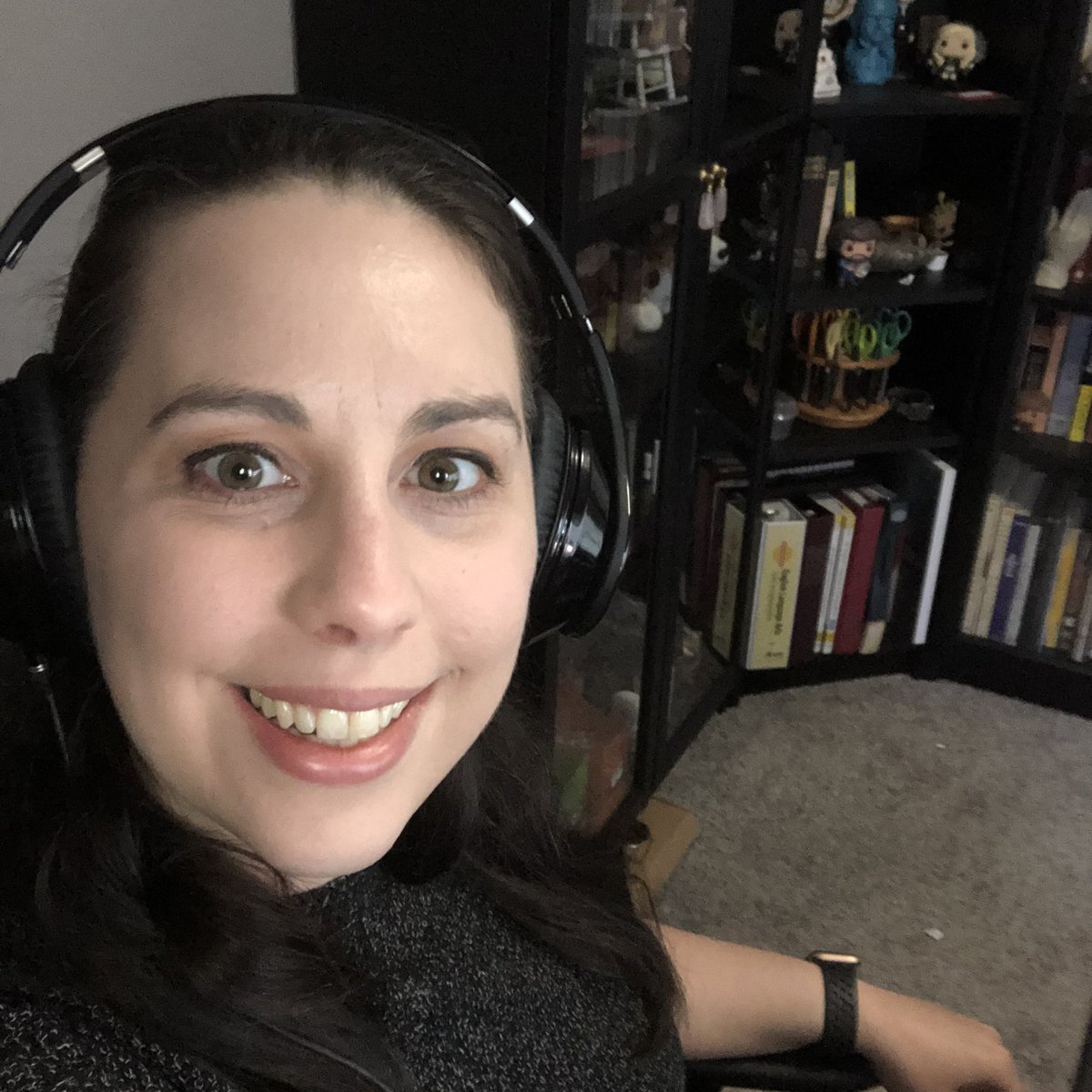 MsClosson's tweet image. It’s the start of another week of school!

Students - your next lesson will go live at 9am.  I’m available for extra help from 8-3, every school day. 
#fmpsdlearningathome #ablearningathome @WWhighschool  @FMPSD