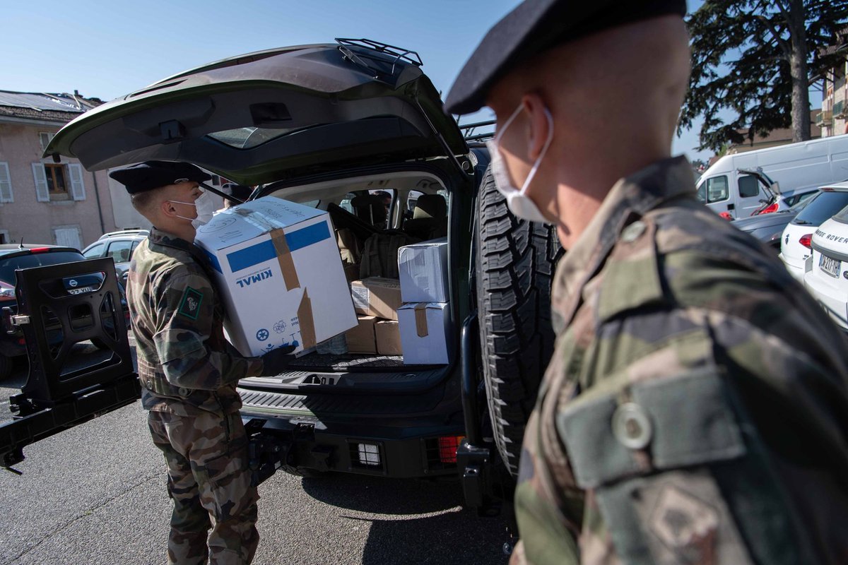 armeedeTerre's tweet photo. [#Résilience] Cette semaine, les chasseurs alpins du #7BCA de la @27bim, ont sillonné toute l’Isère pour effectuer l’approvisionnement d'une centaine d'EHPAD en masques et solution hydroalcoolique.

#NousSommesLà 
#COVID19 🦠 https://t.co/YN8skfByJk