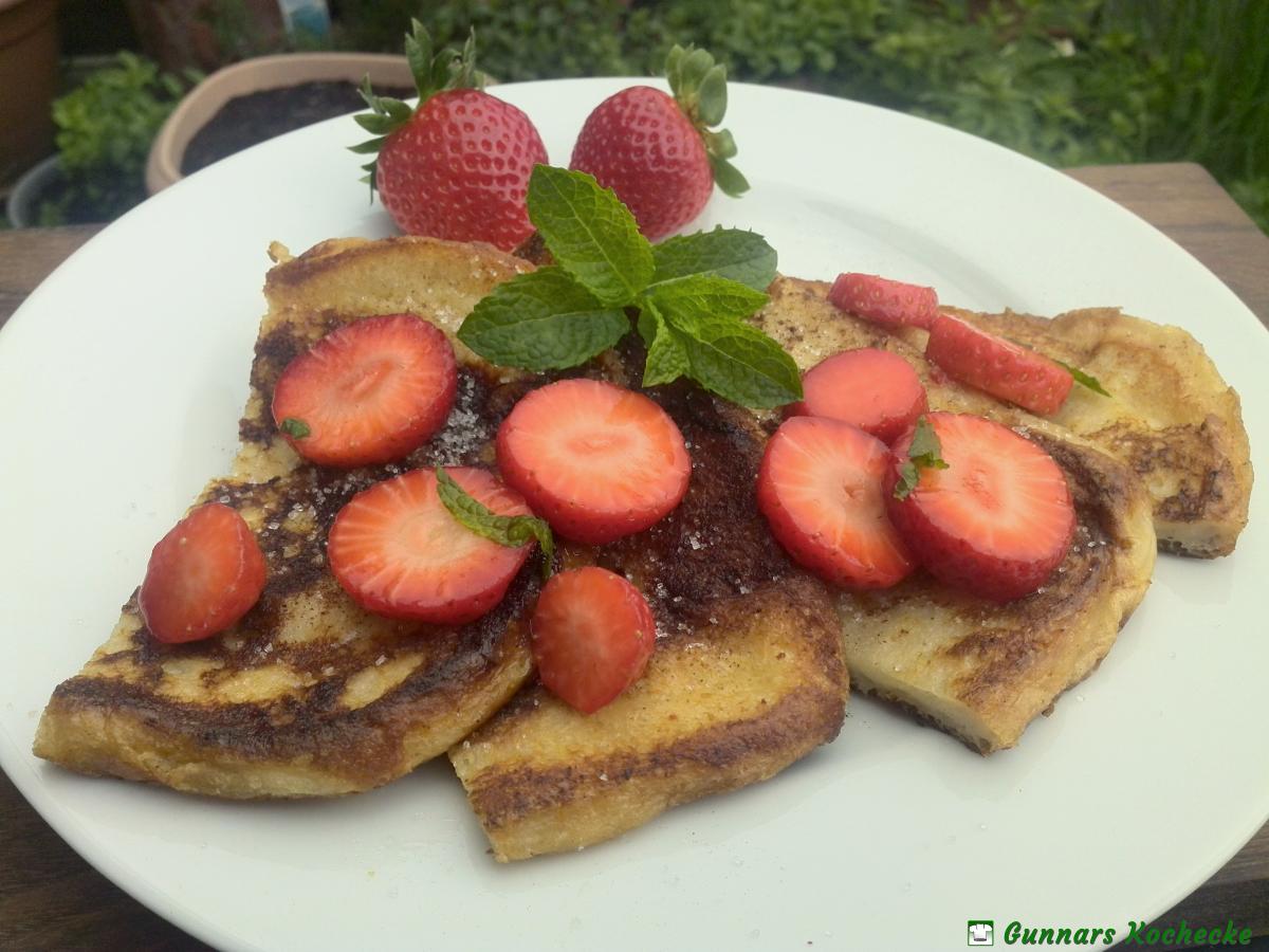 kochecke's tweet image. Altbackenes Brot muss nicht in die Tonne! Geht auch so: 
~ Arme Ritter ~
Rezept: kochecke.gm-dd.de/rezepte/arme-r…
Bestreut mit Zimt und Zucker oder wie hier mit ein paar Erdbeeren. Statt Kuchen, als Dessert oder zum Frühstück.

Guten Appetit!
#Rezept #Resteverwertung #ArmeRitter