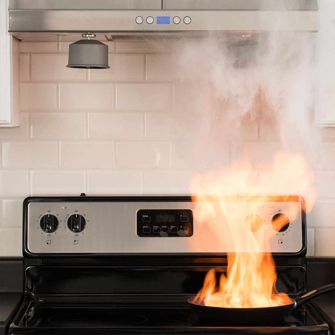 TeamFireStop's tweet photo. Fire prevention systems can be expensive, and water is the last thing you want for a grease fire. StoveTop FireStop works specifically on active grease fires, and its dry powder doesn’t cause flood damage like sprinklers. #firesafety #kitchenfires #cookingfires #fire https://t.co/7synIJWagf