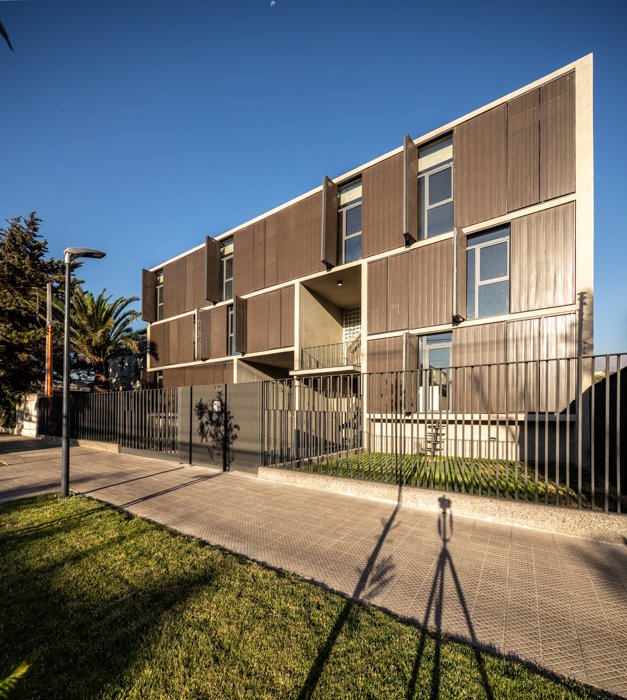 Townhouses Casa Holanda, en #Santiago, luce en su #fachada nuestras #FoldingSliding #Shutters combinadas con #Quadrolines 10/15 ¿Conoces esta solución? hunterdouglas.cl/ap/linea/contr…
#ObraHunterDouglas de <a href="/57UDIO/">57STUDIO</a> 
#Arquitectos Maurizio Angelini - Benjamín Oportot