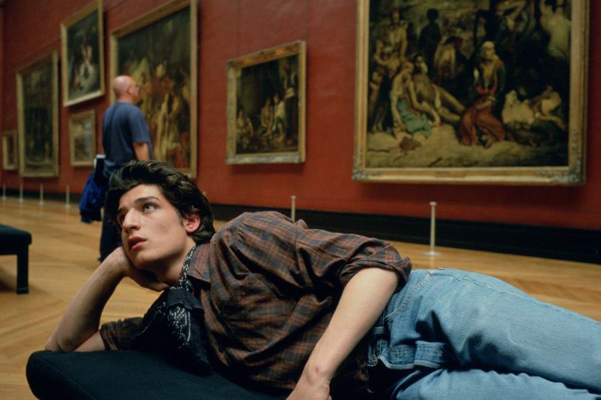 softceles's tweet photo. PIENSO en louis garrel posando en el louvre https://t.co/N7irScQnpX