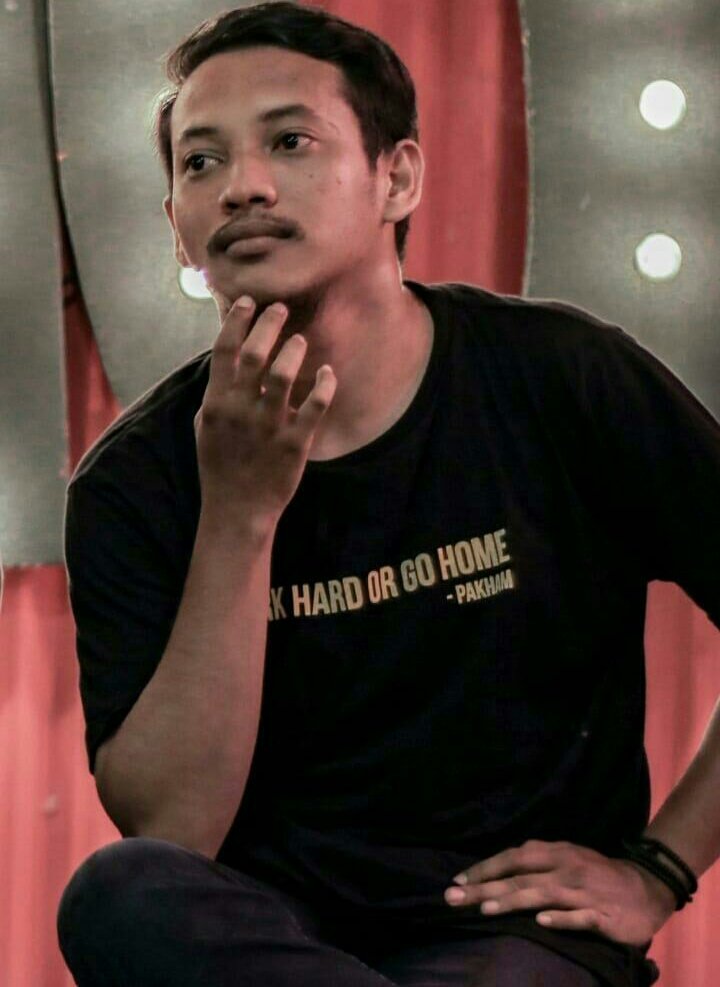 Walaupun sedang trending #BolehKeluarTapiDidalem #CoronaBangsat #lagiviral #firstmediadown tetap saja isinya wajah selfie para wanita. Di Instagram pun mereka juga yang asik pamerin foto dengan dada membusung. 
Hokujak kei kumaen Ludo deh