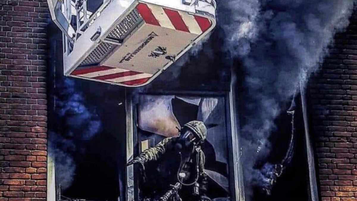 Op 19 april 2019 rijden brandweereenheden naar een brand in een etagewoning in Rotterdam Zuid. Bij deze brand raken twee collega's gewond. Wat willen we andere collega's vertellen over de geleerde lessen van die dag... #samenleren #slim <a href="/Vr_RR/">Veiligheidsregio Rotterdam-Rijnmond</a> 

drive.google.com/file/d/1muJOlc…