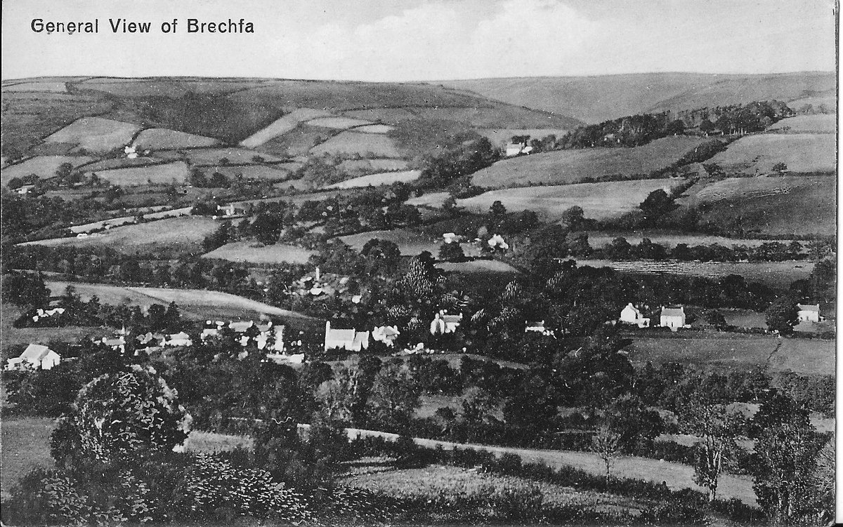 heulwenann's tweet image. Mynd dros fynydd Llanllwni heddi gyda hen gerdyn post o #Brechfa Dim dyddiad, ond wedi ei argraffu yn yr Almaen. #oldpostcards #SirGaerfyrddin