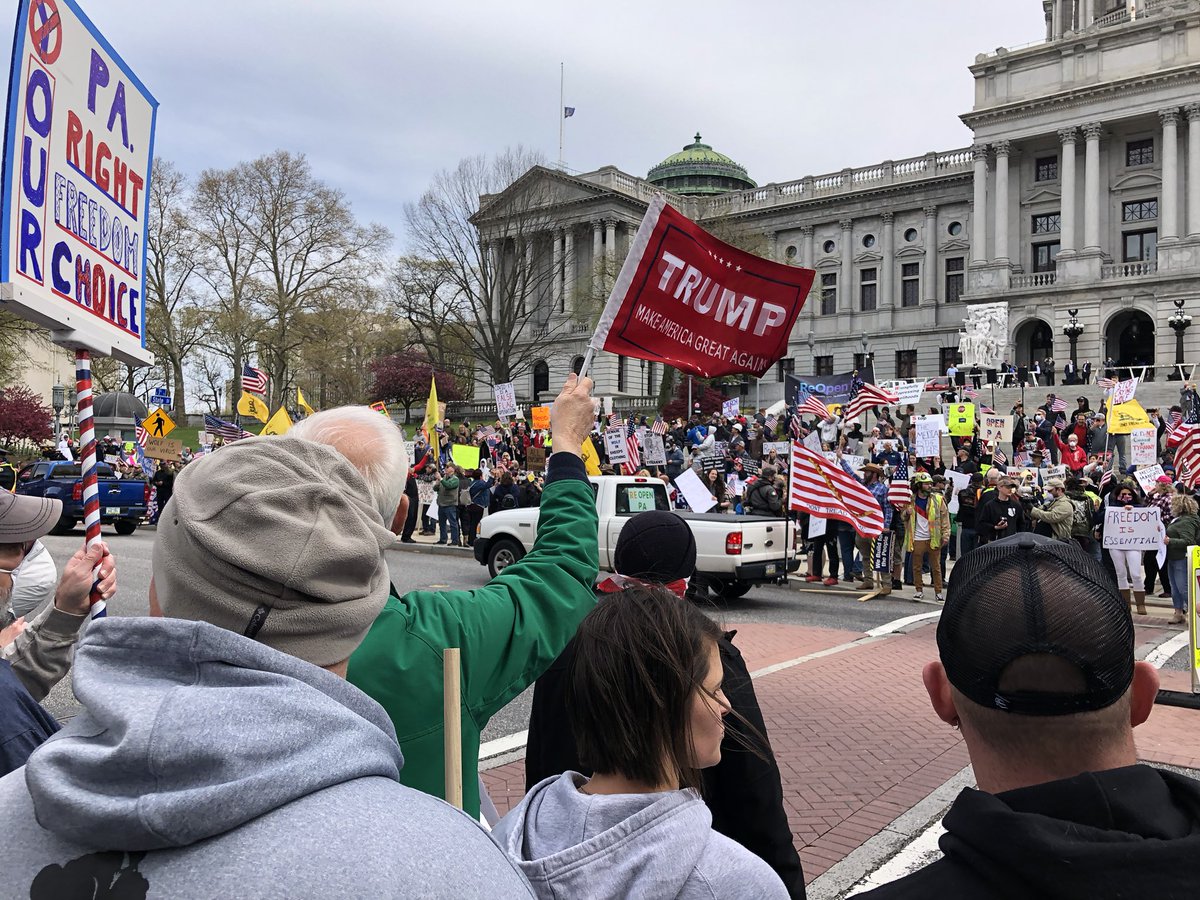 Beaucoup de drapeaux Trump. La musique des meetingsdu président est jouée dans les voitures qui défilent. Les gens chantent « USA, USA!!! »