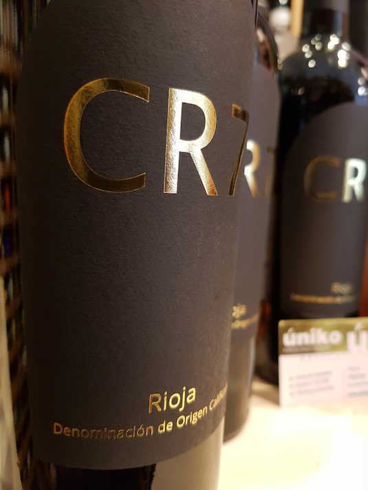 TiendasUniko's tweet photo. El vino CR7 con D.O Rioja tiene aromas intensos a fruta madura (ciruela pasa, casis) con recuerdos de hierbas aromáticas como menta fresca y eucalipto y armonizados con intensas notas de cacaos, vainillas, regaliz y especias. #vino #cr7 ##caldos #yomequedoencasa #torrelavega https://t.co/C20taxuPbu