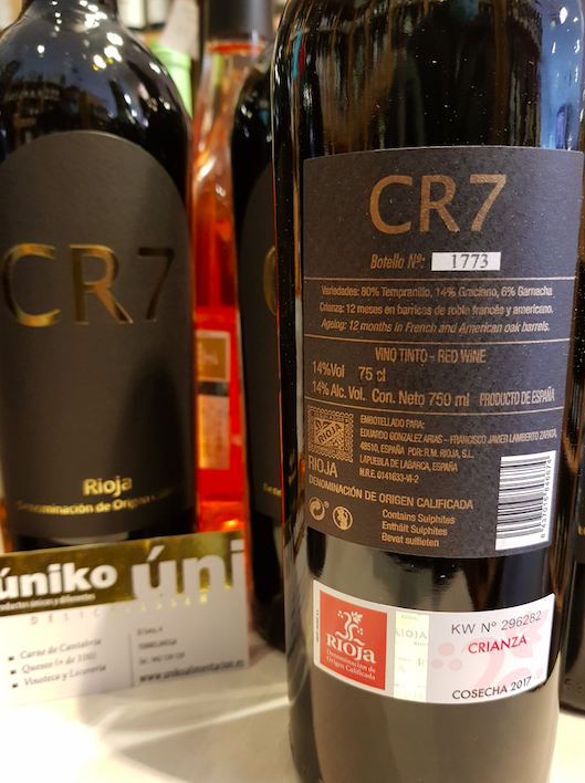 TiendasUniko's tweet photo. El vino CR7 con D.O Rioja tiene aromas intensos a fruta madura (ciruela pasa, casis) con recuerdos de hierbas aromáticas como menta fresca y eucalipto y armonizados con intensas notas de cacaos, vainillas, regaliz y especias. #vino #cr7 ##caldos #yomequedoencasa #torrelavega https://t.co/C20taxuPbu