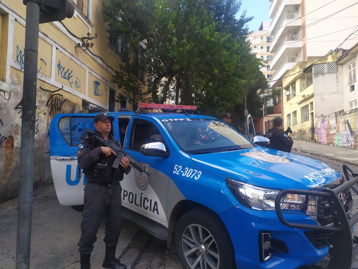 upprj's tweet photo. Cidadão, fique atento! 🚨

A Comunidade da Formiga recebeu reforço de policiais de diversas #UPPs com o objetivo de evitar retaliações de marginais pelo óbito de 2 criminosos durante operação na manhã de hoje.

#UPPAtuante
#ServireProteger
#EssaeaNossaMissão
#ConteConosco https://t.co/lS5IR6FF6N