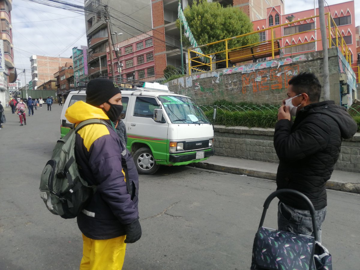 SubMaxParedes's tweet photo. #Ahora #LaPaz Desde tempranas horas de la mañana  GAMLP en coordinación Policía  y Fuerzas Armadas realizan control estricto de circulación de personas cuyo C. I. termina en 1 y 2., así mismo se realiza control de uso de barbijo obligatorio. 
#QuédateEnCasa https://t.co/CE1NuX9UiJ