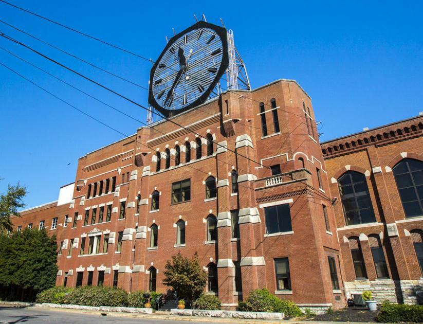 Here's the answer to last week's #FinditFriday. The Colgate Clock was built in New Jersey in 1906 and moved to Clarksville in 1924. It sits atop a building which was one of Indiana's first state prisons, opening in 1847. The building was later used as a … ift.tt/2VJNLKP