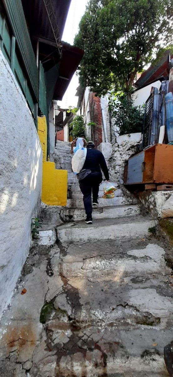 Cmigueljimenez's tweet photo. Hemos iniciado la entrega de paquetes de víveres de primera necesidad a la Colonia Los Filtros del Puerto de La Libertad, entregados por nuestro Gobierno Central. @TN21sv @marioduran @PROCIVILSV @Meganoticias19 https://t.co/KWOjOSUUtU