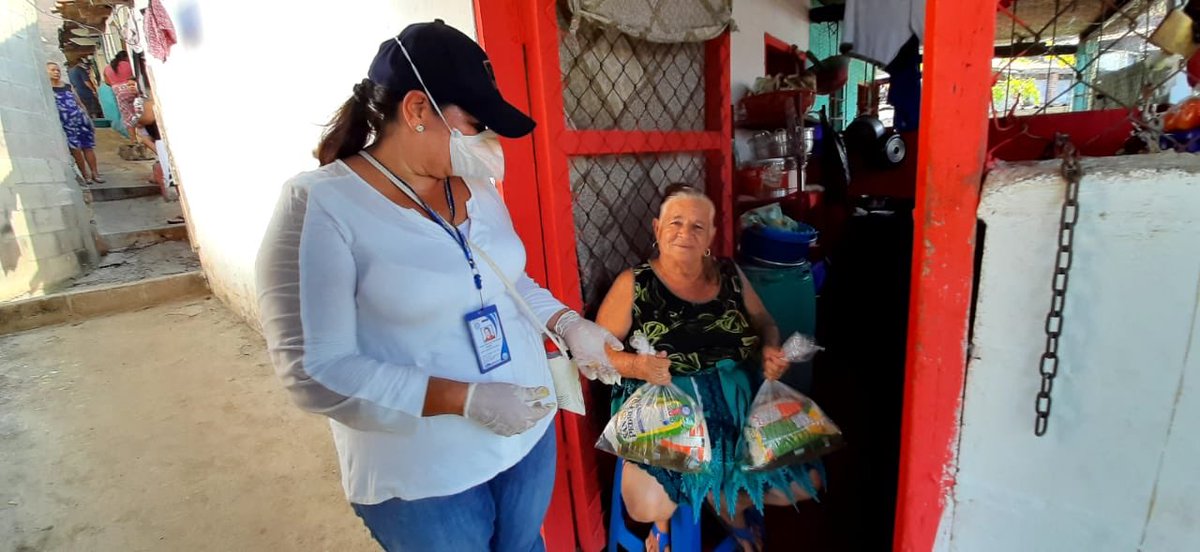 Cmigueljimenez's tweet photo. Hemos iniciado la entrega de paquetes de víveres de primera necesidad a la Colonia Los Filtros del Puerto de La Libertad, entregados por nuestro Gobierno Central. @TN21sv @marioduran @PROCIVILSV @Meganoticias19 https://t.co/KWOjOSUUtU