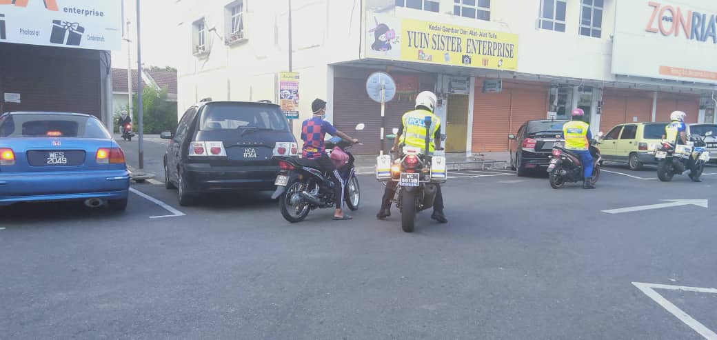 RELA_PDGTERAP's tweet photo. 20/04/2020 | Kuala Nerang,Kedah PENUGASAN RONDAAN BERSEPADU PKP BERSAMA PDRM, RELA &amp; APM. @kamarudin_rapig @RELA_NEGKEDAH @KDNPUTRAJAYA
@PDRMsia @relamalaysia @JamilRakon @twt_kedah @TeamMediaKedah 
#StayAtHome
#DudukRumah
#MalaysiaBebasCovid19
#KitaJagaKita 
#setiaberbakti https://t.co/Wx4hWNQGQY